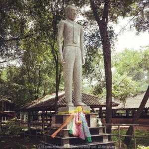 ฉากจบสุดสะเทือนใจของบิดาแห่งโคขุนไทย ลุงฟรังซัวใช้ชีวิตคลุกคลีอยู่กับชาวสกลนครยาวนานถึง 32 ปี จนกลายเป็นคนอีสานเต็มตัว แต่แล้วในปี พ.ศ. 2555 ข่าวเศร้าก็สั่นสะเทือนวงการปศุสัตว์ไทย เมื่อฟรังซัวในวัย 65 ปี ซึ่งกำลังต่อสู้กับโรคร้ายแรง ตัดสินใจจบชีวิตตัวเองลงในบ้านพักที่จังหวัดสกลนคร การจากไปของเขาทิ้งความโศกเศร้าไว้ให้ชาวโพนยางคำอย่างสุดซึ้ง ปัจจุบัน หากใครได้ไปเยือนที่ทำการสหกรณ์ จะพบกับ "รูปปั้นฟรังซัว แดร์โฟร์" ที่ชาวบ้านร่วมใจกันสร้างขึ้น เพื่อเป็นอนุสรณ์สถานรำลึกถึงชายผู้เป็น "บิดาแห่งโคขุนไทย" ผู้ชายที่ยอมทิ้งบ้านเกิดเมืองนอน มาอุทิศหยาดเหงื่อและชีวิต เพื่อยกระดับเกษตรกรรมอีสานให้ผงาดขึ้นบนเวทีโลก เรื่องราวของโคขุนโพนยางคำ จึงไม่ใช่แค่ความสำเร็จทางธุรกิจอาหาร แต่มันคือตำนานที่มีลมหายใจ เป็นบทพิสูจน์ว่าความมุ่งมั่นของคนเพียงคนเดียว สามารถสร้างแรงกระเพื่อมที่เปลี่ยนชีวิตผู้คนนับหมื่นไปตลอดกาล